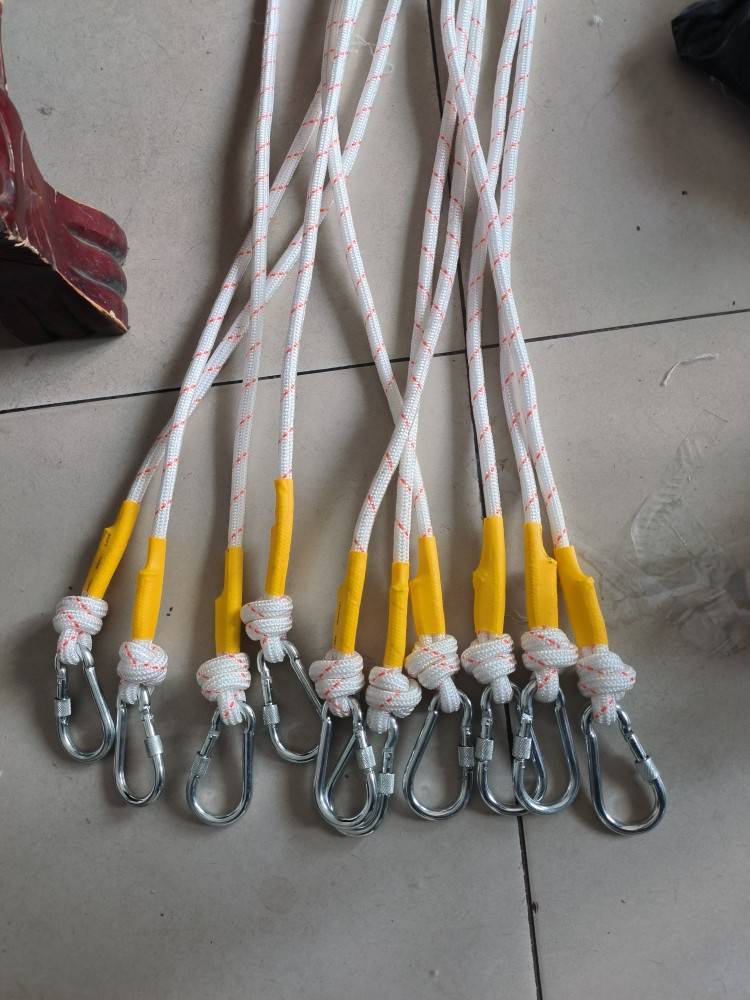 Pyramid with two hooks five metres long with wire